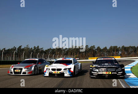 Die neuen Rennautos für die kommende DTM-Saison fahren am Sonntag (du 23.10.2011) à Hockenheim auf dem Hockenheimring vor dem Finale der Deutschen Tourenwagen Meisterschaft über die Rennstrecke. Foto : ITR / Jürgen Touchez (ACHTUNG : nur zur Verwendung redaktionellen) Les nouvelles voitures de course pour la saison à venir en voiture sur la piste de course avant la finale de l'Allemand des voitures de tourisme de Mas Banque D'Images