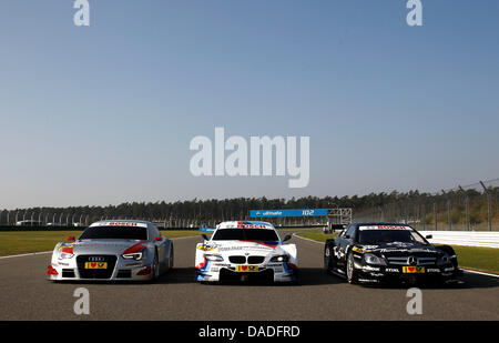 Les nouvelles voitures de course pour la saison à venir en voiture sur la piste de course avant la finale de l'Allemand des voitures de tourisme de maîtres à la piste de course d'Hockenheim à Hockenheim, Allemagne, 23 octobre 2011. Photo : Juergen Tap - ATTENTION Utilisez uniquement ÉDITORIALE Banque D'Images