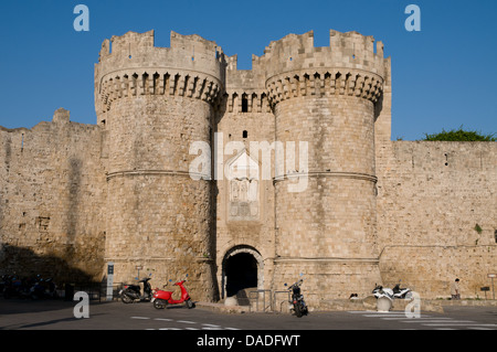 Marine Gate, entrée à la ville médiévale de Rhodes, Grèce Banque D'Images