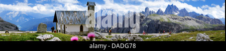 Vue de chapelle et de Dolomites de Sesto, Italie, Dolomites Tyrol du Sud, Banque D'Images