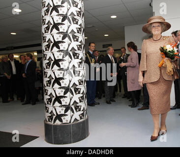 La Reine Beatrix des Pays-Bas s'ouvre le nouveau centre scolaire Waldheim-mavo et l'Baarnsch Lyceum à Baarn, aux Pays-Bas, le 25 octobre 2011. La Reine Beatrix est un ancien élève de l'Baarnsch Lyceum, elle est allée d'avril 1950 jusqu'à 1956 à l'école et a obtenu son diplôme au gymnase-A. Photo : Patrick van Katwijk Banque D'Images