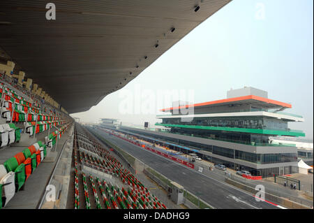 Vue depuis la tribune principale pour le pit building à la piste de course sur le Circuit International de Buddh, une plus grande Noida, Inde, le 26 octobre 2011. Le tout premier Grand Prix de Formule 1 de l'Inde aura lieu le 30 octobre 2011. Photo : David Ebener dpa  + + +(c) afp - Bildfunk + + + Banque D'Images