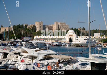 Vue générale de la ville de Rhodes avec port de Mandraki, Nea Agora Nouveau Marché et la forteresse des Chevaliers de Rhodes Banque D'Images