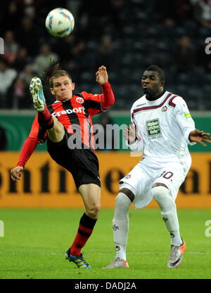 Frankfurt's Sebastian Jung (L) rivalise pour le bal avec l'Kaiserslautern Dorge Kouemaha au cours de la DFB adéquation entre les clubs de Bundesliga Eintracht Francfort et le FC Kaiserslautern lors de la Commerzbank Arena de Francfort-sur-Main, Allemagne, 26 octobre 2011. Photo : Arne Dedert Banque D'Images