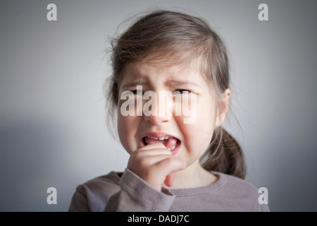 Girl with black eye pleurer Banque D'Images