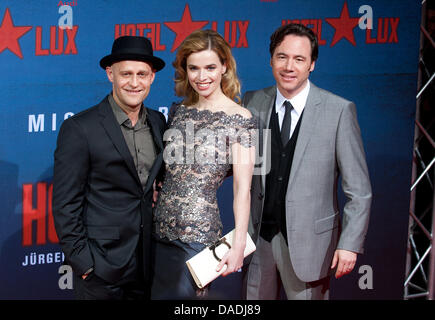 Juergen acteurs Vogel (L), Michael Bully Herbig et actrice Thekla Reuten arrivent à la première du film 'Hôtel Lux' au Cinestar lors de la Potsdamer Platz à Berlin, Allemagne, 26 octobre 2011. Le film est projeté dans les salles allemandes du 27 octobre. Photo : Joerg Carstensen Banque D'Images