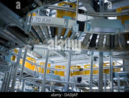 La nouvelle lettre-tri entièrement automatique la machine est représentée dans un grand établissement postal de la Poste fédérale allemande à Langenfeld, Allemagne, 17 octobre 2011. L'installation est de 25m de large, 50m de long et six mètres de haut. La Poste allemande a investi environ 9 millions d'euros dans le centre de diffusion. Photo : Victoria Bonn-Meuser Banque D'Images