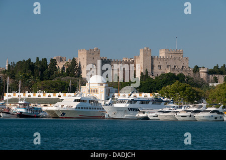 Yachts de luxe en Grèce, le port de Rhodes Banque D'Images