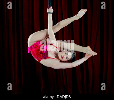 Portrait de femme aerialist poised sur corde Banque D'Images