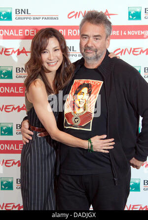 Basé à Hong Kong, l'actrice malaisienne Michelle Yeoh et le réalisateur français Luc Besson assister à la photocall du film 'La Dame' au cours de la 6e International Rome Film Festival à l'Auditorium Parco della Musica à Rome, Italie, 27 octobre 2011. Photo : Hubert Boesl Banque D'Images