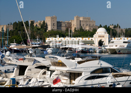 Vue générale de Rhodes, le port de Mandraki, bateaux et yachts amarrés dans le port de Rhodes, Grèce Banque D'Images