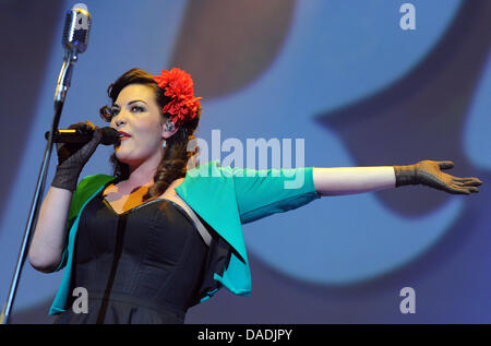 La chanteuse de jazz et pop néerlandaise Caro Emerald joue sur la scène au Tempodrom de Berlin, Allemagne, 27 octobre 2011. Emerald se produira dans sept villes allemandes durant sa tournée. Photo : Britta Pedersen Banque D'Images