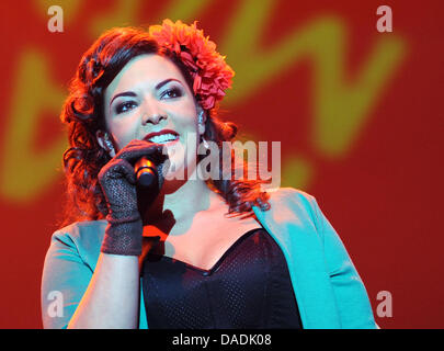 La chanteuse de jazz et pop néerlandaise Caro Emerald joue sur la scène au Tempodrom de Berlin, Allemagne, 27 octobre 2011. Emerald se produira dans sept villes allemandes durant sa tournée. Photo : Britta Pedersen Banque D'Images