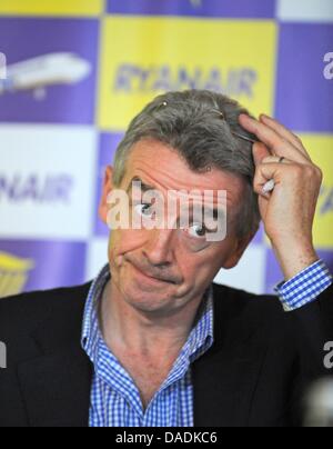 Ryanair-Chef Michael O'Leary prend part à une conférence de presse à l'aéroport de Karlsruhe/Baden-Baden en Allemagne, Soellingen, 25 octobre 2011. Ryanair est la mise en place de sa base suite à l'aéroport. Photo : Patrick Seeger Banque D'Images