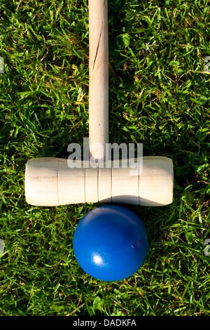 Stick de croquet et balle bleue à Green grass Banque D'Images