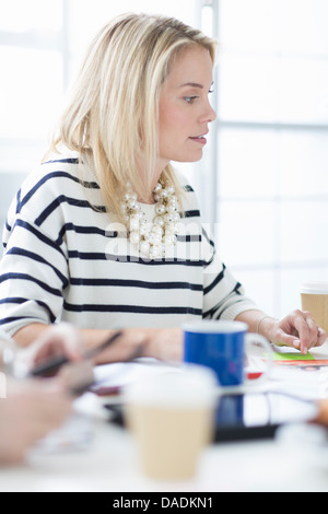 Young woman at desk in creative office Banque D'Images