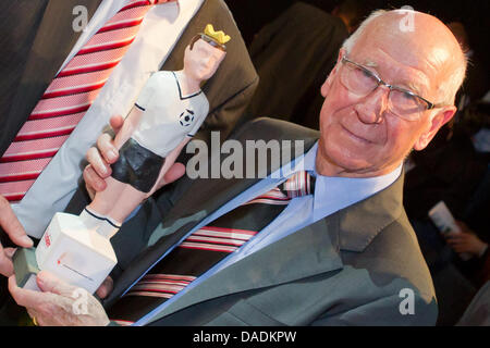 Légende du football britannique Bobby Charlton détient le football allemand Prix Cultur dans ses mains pendant la cérémonie de remise des prix organisée par l'Académie allemande pour la culture de soccer à Nuremberg, Allemagne, 28 octobre 2011. Charlton a été décerné pour ses réalisations dans le football et soccer) tient à la culture. Charlton a été un joueur de l'équipe nationale de football britannique qui a battu l'Allemagne dans le monde 1966 Banque D'Images