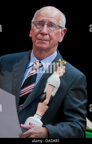 Légende du football britannique Bobby Charlton détient le prix de la culture du football allemand dans ses mains pendant la cérémonie de remise des prix organisée par l'Académie allemande pour la culture de soccer à Nuremberg, Allemagne, 28 octobre 2011. Charlton a été décerné pour ses réalisations dans le football et soccer) tient à la culture. Charlton a été un joueur de l'équipe nationale de football britannique qui a battu l'Allemagne dans le monde 1966 Banque D'Images