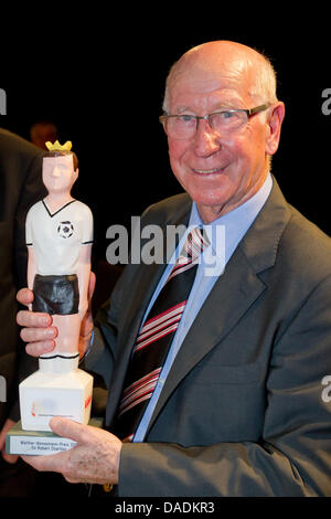 Légende du football britannique Bobby Charlton détient le prix de la culture du football allemand dans ses mains pendant la cérémonie de remise des prix organisée par l'Académie allemande pour la culture de soccer à Nuremberg, Allemagne, 28 octobre 2011. Charlton a été décerné pour ses réalisations dans le football et soccer) tient à la culture. Charlton a été un joueur de l'équipe nationale de football britannique qui a battu l'Allemagne dans le monde 1966 Banque D'Images