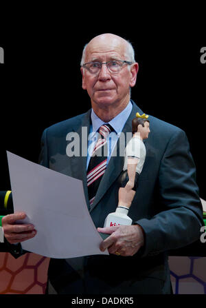 Légende du football britannique Bobby Charlton détient le prix de la culture du football allemand dans ses mains pendant la cérémonie de remise des prix organisée par l'Académie allemande pour la culture de soccer à Nuremberg, Allemagne, 28 octobre 2011. Charlton a été décerné pour ses réalisations dans le football et soccer) tient à la culture. Charlton a été un joueur de l'équipe nationale de football britannique qui a battu l'Allemagne dans le monde 1966 Banque D'Images