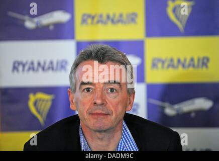 Ryanair-Chef Michael O'Leary prend part à une conférence de presse à l'aéroport de Karlsruhe/Baden-Baden en Allemagne, Soellingen, 25 octobre 2011. Ryanair est la mise en place de sa base suite à l'aéroport. Photo : Patrick Seeger Banque D'Images