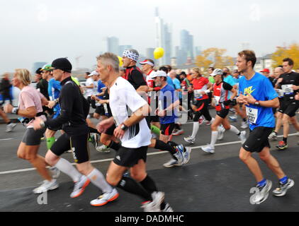 De nombreux coureurs amateurs participent à la Frankfurt Marathon à Frankfurt am Main, Allemagne, 30 octobre 2011. Dans la 30e édition et pour la première fois dans l'histoire de marathon de la ville la plus ancienne d'Allemagne, plus de 15 000 coureurs a couru les 42,195 kilomètres. Photo : Arne Dedert Banque D'Images