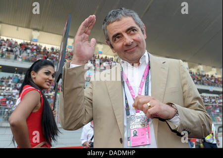 Le comédien britannique Rowan Atkinson promenades à travers la grille juste avant le début de la course sur le Circuit International de Buddh, une plus grande Noida, Inde, 30 octobre 2011. Le tout premier Grand Prix de Formule 1 de l'Inde aura lieu le 30 octobre 2011. Photo : David Ebener dpa  + + +(c) afp - Bildfunk + + + Banque D'Images