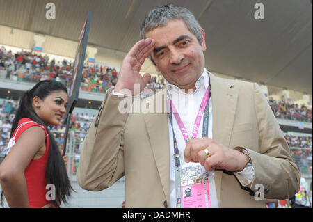 Le comédien britannique Rowan Atkinson promenades à travers la grille juste avant le début de la course sur le Circuit International de Buddh, une plus grande Noida, Inde, 30 octobre 2011. Le tout premier Grand Prix de Formule 1 de l'Inde aura lieu le 30 octobre 2011. Photo : David Ebener dpa Banque D'Images