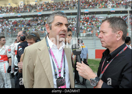 Le comédien britannique Rowan Atkinson ste interviewés par l'ancien pilote de Formule 1 britannique Martin Brundle dans la grille juste avant le début de la course sur le Circuit International de Buddh, une plus grande Noida, Inde, 30 octobre 2011. Le tout premier Grand Prix de Formule 1 de l'Inde aura lieu le 30 octobre 2011. Photo : David Ebener dpa Banque D'Images