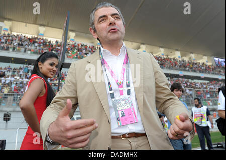 Le comédien britannique Rowan Atkinson promenades à travers la grille juste avant le début de la course sur le Circuit International de Buddh, une plus grande Noida, Inde, 30 octobre 2011. Le tout premier Grand Prix de Formule 1 de l'Inde aura lieu le 30 octobre 2011. Photo : David Ebener dpa  + + +(c) afp - Bildfunk + + + Banque D'Images