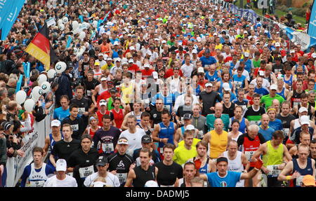 Le domaine des coureurs amateurs démarre le marathon de Francfort à Messeturm à Frankfurt am Main, Allemagne, 30 octobre 2011. Dans la 30e édition et pour la première fois dans l'histoire de marathon de la ville la plus ancienne d'Allemagne, plus de 15 000 coureurs a couru les 42,195 kilomètres. Photo : Viktah Sailer Banque D'Images