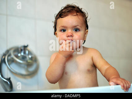 Un 16-mois-vieille fille est assise à l'intérieur d'une baignoire dans Sieversdorf, Allemagne, 21 mai 2011. Photo : Patrick Pleul Banque D'Images