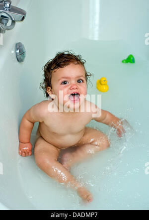 Un 16-mois-vieille fille est assise à l'intérieur d'une baignoire dans Sieversdorf, Allemagne, 21 mai 2011. Photo : Patrick Pleul Banque D'Images