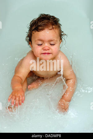 Un 16-mois-vieille fille est assise à l'intérieur d'une baignoire dans Sieversdorf, Allemagne, 21 mai 2011. Photo : Patrick Pleul Banque D'Images