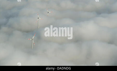 Fichier - une archive photo datée du 09 octobre 2011 montre les éoliennes atteignant hors du brouillard à Francfort/Main, Allemagne. Hesse sommet aura l'énergie le 10 novembre 2011. Photo : Julian Stratenschulte Banque D'Images