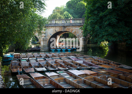 Plates sous le Pont-de-la-Madeleine, Oxford, UK Banque D'Images