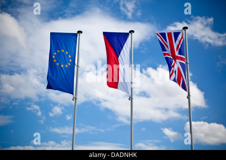 L'Union européenne en plein air, le tchèque et le drapeau anglais - blue sky Banque D'Images