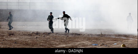 Des policiers afghans et des soldats de la Bundeswehr participent à un exercice à percer la Police Training Camp (PTC) dans la région de Mazar-i-Sharif, en Afghanistan, le 17 octobre 2011. Le Président allemand Christian Wulff a été sur une visite en Afghanistan. Photo : Wolfgang Kumm Banque D'Images