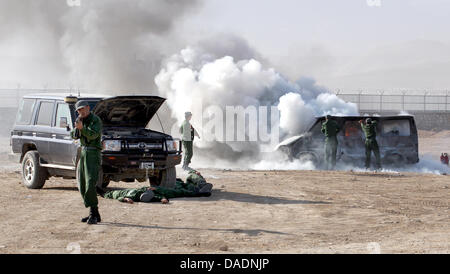 Des policiers afghans et des soldats de la Bundeswehr participent à un exercice à percer la Police Training Camp (PTC) dans la région de Mazar-i-Sharif, en Afghanistan, le 17 octobre 2011. Le Président allemand Christian Wulff a été sur une visite en Afghanistan. Photo : Wolfgang Kumm Banque D'Images