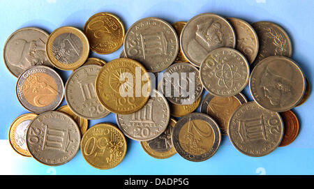 Une illustration en date du 01 novembre 2011 montre euro drachme et pièces de monnaie de l'années 70, 80 et 90 organisé sur une table à Leipzig, en Allemagne. Photo : Waltraud Grubitzsch Banque D'Images