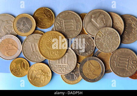 Une illustration en date du 01 novembre 2011 montre euro drachme et pièces de monnaie de l'années 70, 80 et 90 organisé sur une table à Leipzig, en Allemagne. Photo : Waltraud Grubitzsch Banque D'Images