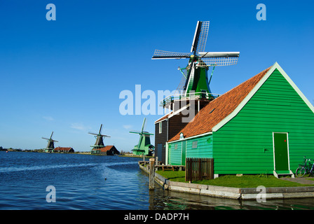 Belle vue sur les moulins à vent historiques le long de la rivière Zaan Banque D'Images