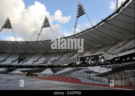 La construction a lieu au Stade olympique à Londres, Grande-Bretagne, 25 octobre 2011. Le stade sera l'hôte de la cérémonie d'ouverture et de fermeture et la plupart des épreuves sur piste des Jeux Olympiques de 2012. Du 27 juillet au 12 août 2012, les Jeux Olympiques d'avoir lieu à Londres. Photo : Bernd von Jutrczenka Banque D'Images