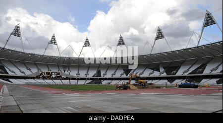 La construction a lieu au Stade olympique à Londres, Grande-Bretagne, 25 octobre 2011. Le stade sera l'hôte de la cérémonie d'ouverture et de fermeture et la plupart des épreuves sur piste des Jeux Olympiques de 2012. Du 27 juillet au 12 août 2012, les Jeux Olympiques d'avoir lieu à Londres. Photo : Bernd von Jutrczenka Banque D'Images