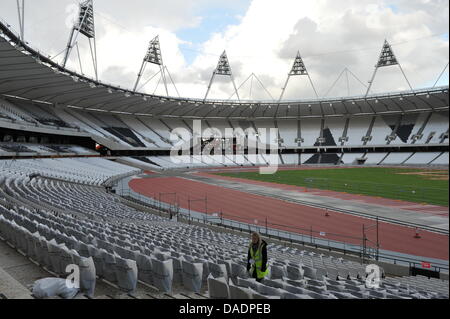 La construction a lieu au Stade olympique à Londres, Grande-Bretagne, 25 octobre 2011. Le stade sera l'hôte de la cérémonie d'ouverture et de fermeture et la plupart des épreuves sur piste des Jeux Olympiques de 2012. Du 27 juillet au 12 août 2012, les Jeux Olympiques d'avoir lieu à Londres. Photo : Bernd von Jutrczenka Banque D'Images