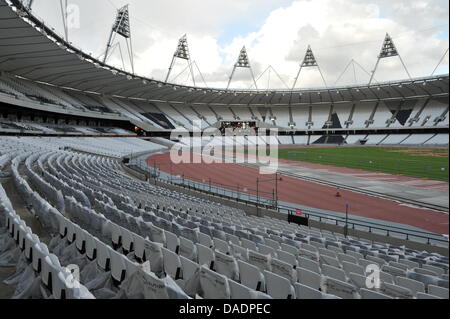 La construction a lieu au Stade olympique à Londres, Grande-Bretagne, 25 octobre 2011. Le stade sera l'hôte de la cérémonie d'ouverture et de fermeture et la plupart des épreuves sur piste des Jeux Olympiques de 2012. Du 27 juillet au 12 août 2012, les Jeux Olympiques d'avoir lieu à Londres. Photo : Bernd von Jutrczenka Banque D'Images