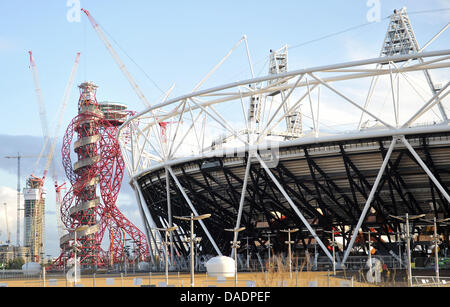 La construction a lieu au Stade olympique à Londres, Grande-Bretagne, 25 octobre 2011. Le stade sera l'hôte de la cérémonie d'ouverture et de fermeture et la plupart des épreuves sur piste des Jeux Olympiques de 2012. Du 27 juillet au 12 août 2012, les Jeux Olympiques d'avoir lieu à Londres. Photo : Bernd von Jutrczenka Banque D'Images