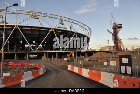 La construction a lieu au Stade olympique à Londres, Grande-Bretagne, 25 octobre 2011. Le stade sera l'hôte de la cérémonie d'ouverture et de fermeture et la plupart des épreuves sur piste des Jeux Olympiques de 2012. Du 27 juillet au 12 août 2012, les Jeux Olympiques d'avoir lieu à Londres. Photo : Bernd von Jutrczenka Banque D'Images