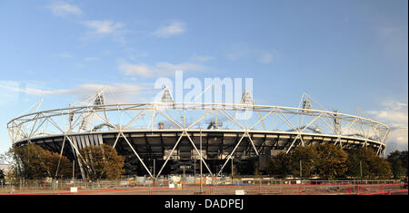 La construction a lieu au Stade olympique à Londres, Grande-Bretagne, 25 octobre 2011. Le stade sera l'hôte de la cérémonie d'ouverture et de fermeture et la plupart des épreuves sur piste des Jeux Olympiques de 2012. Du 27 juillet au 12 août 2012, les Jeux Olympiques d'avoir lieu à Londres. Photo : Bernd von Jutrczenka Banque D'Images