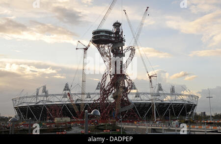 La construction a lieu au Stade olympique à Londres, Grande-Bretagne, 25 octobre 2011. Le stade sera l'hôte de la cérémonie d'ouverture et de fermeture et la plupart des épreuves sur piste des Jeux Olympiques de 2012. Du 27 juillet au 12 août 2012, les Jeux Olympiques d'avoir lieu à Londres. Photo : Bernd von Jutrczenka Banque D'Images